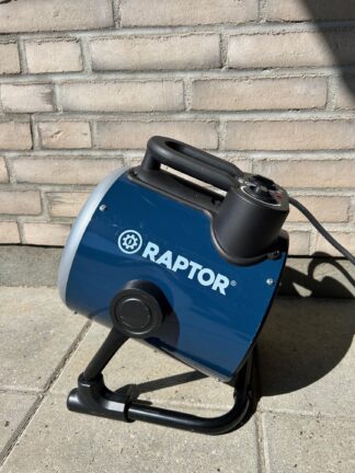 Elektrisk varmekanon, der står på jorden