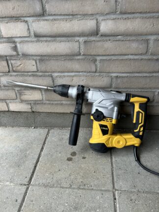 Borehammer med mejsel stående på jorden