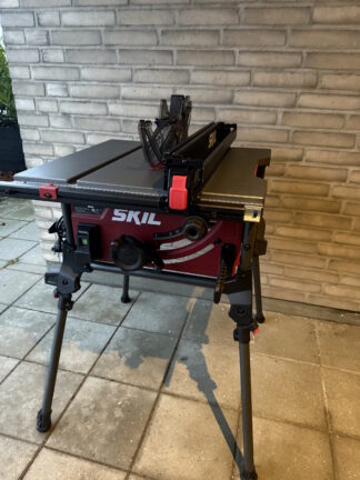 Bordrundsav foran væg