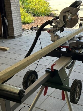 Kap-geringssav på arbejdsbord med lægte