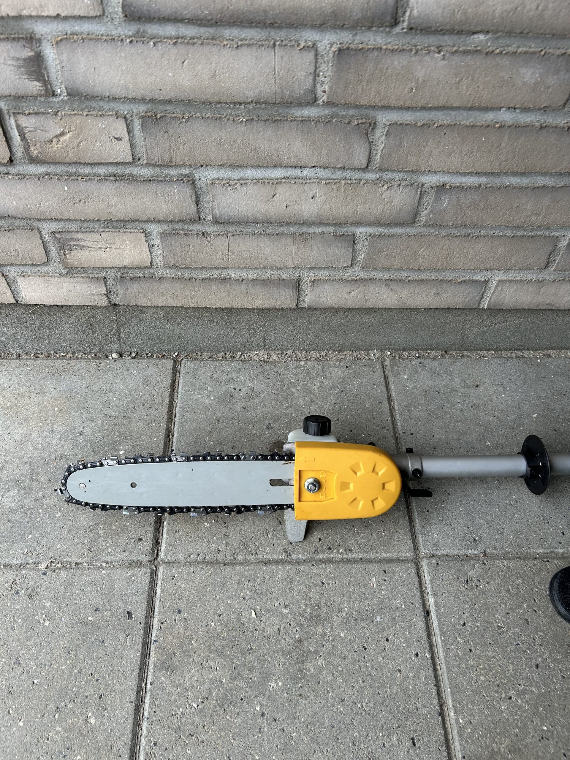 Buskrydder med kædesav