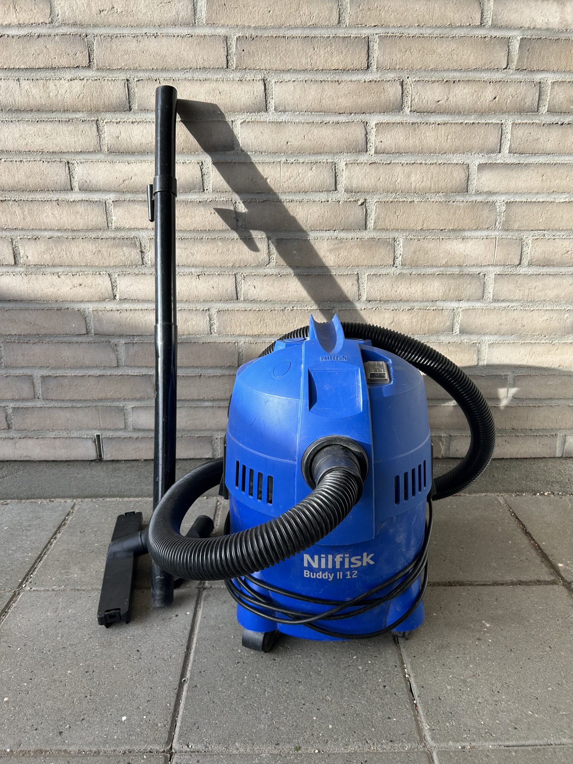 Nilsfisk Vådstøvsuger foran væg