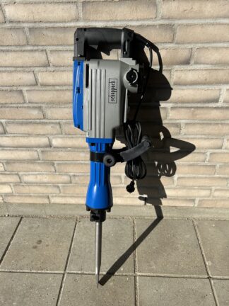 Scheppach Nedbrydningshammer, der står op ad en væg