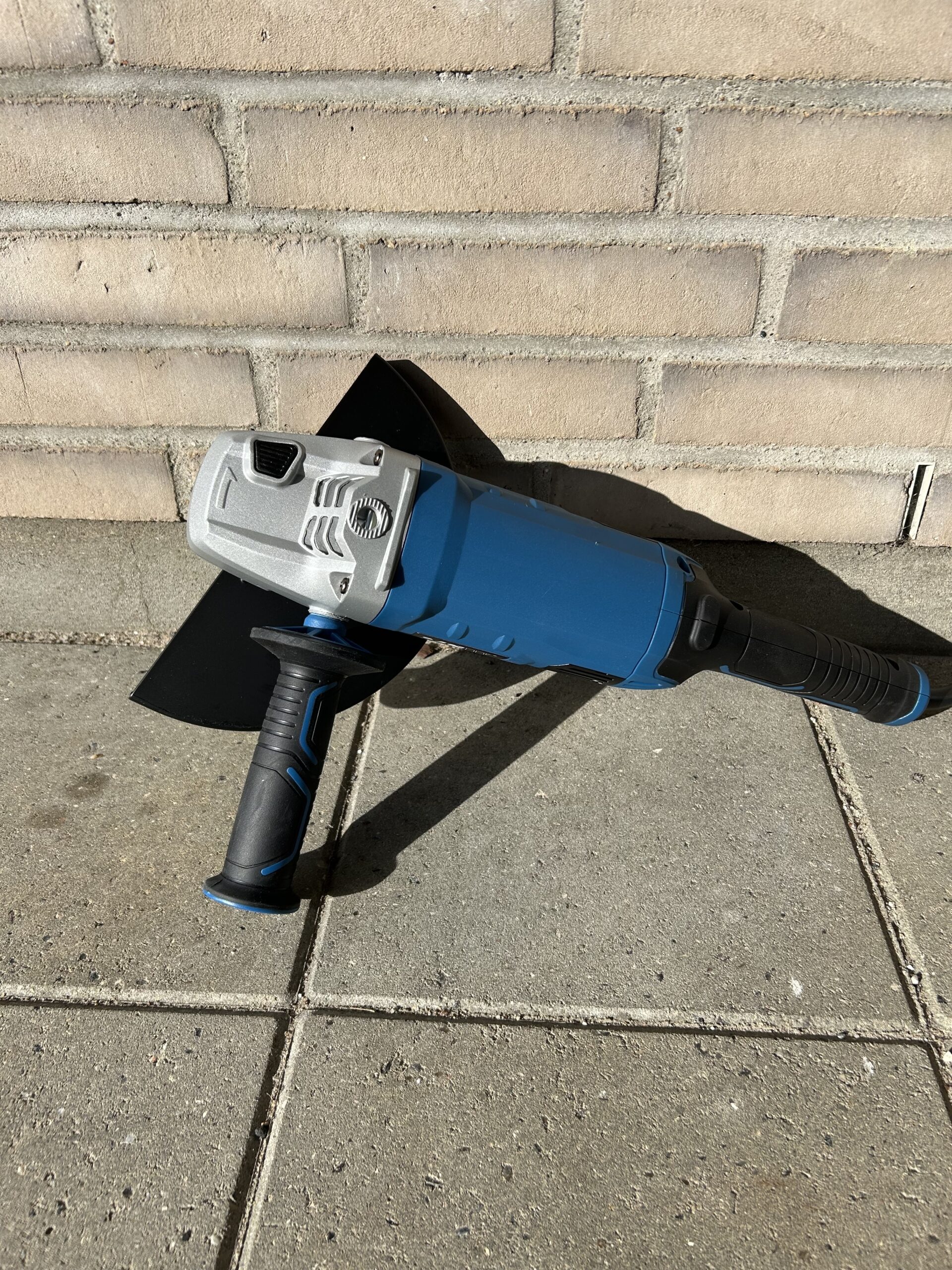 Vinkelsliber 230 mm stående op ad mur