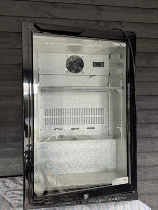 Barkøleskab op ad sort væg