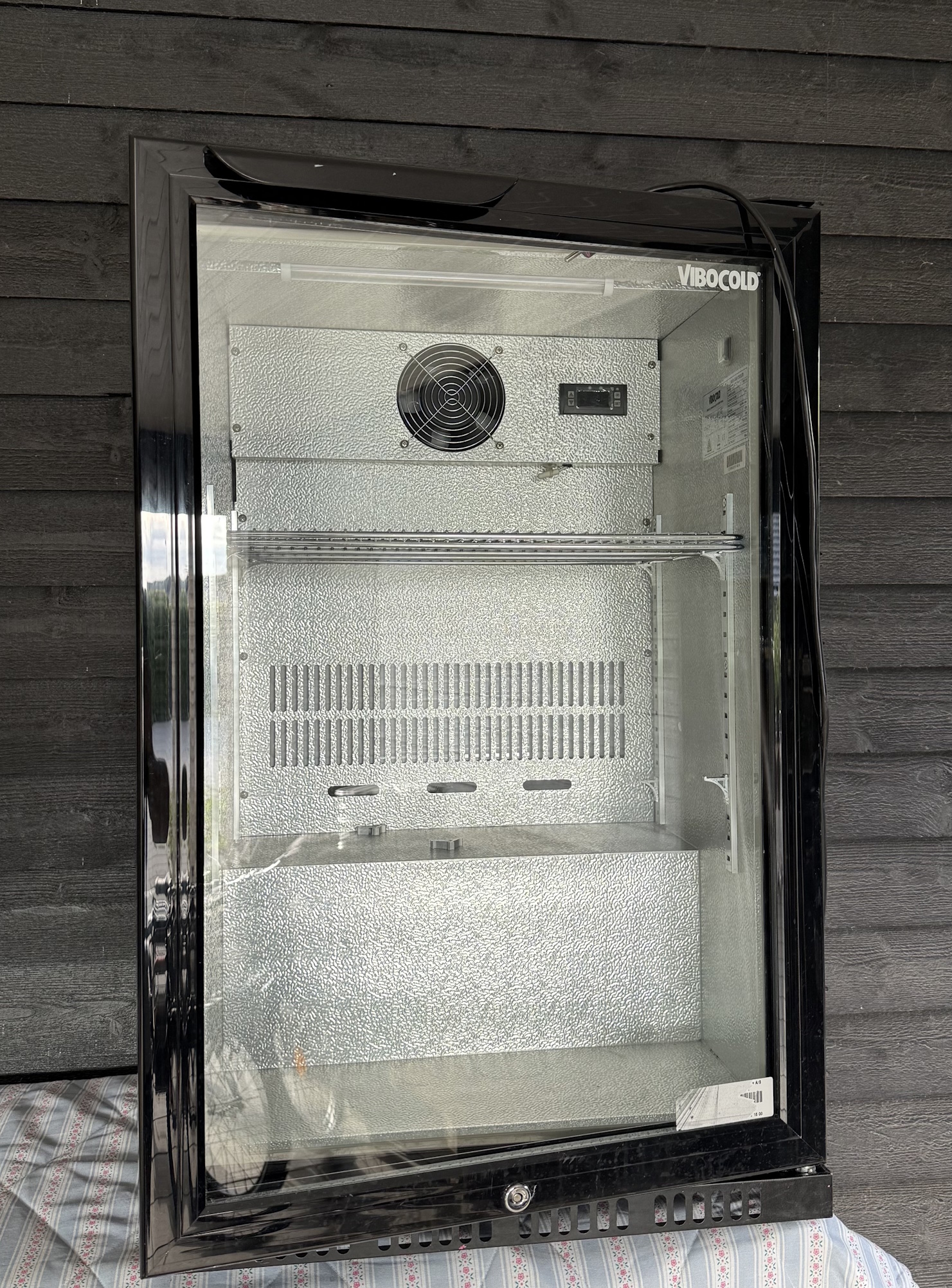 Barkøleskab op ad sort væg