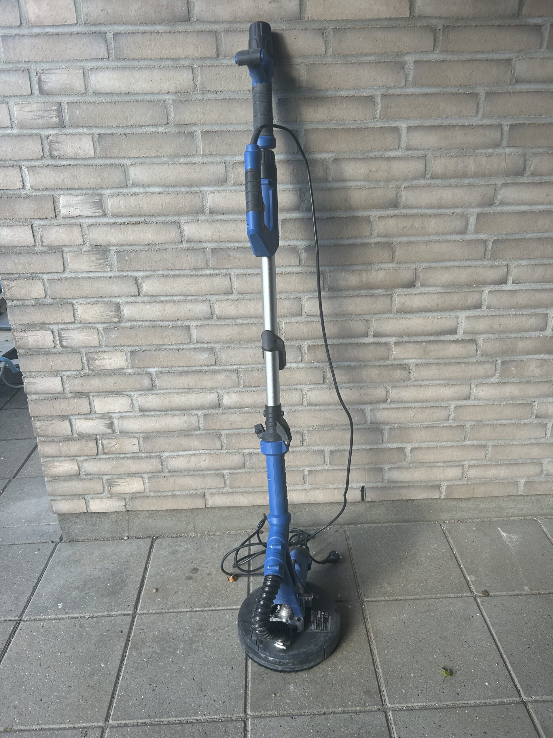 Scheppach Girafsliber stående op ad væg