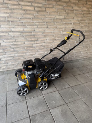 Texas Vertikalskærer foran mur