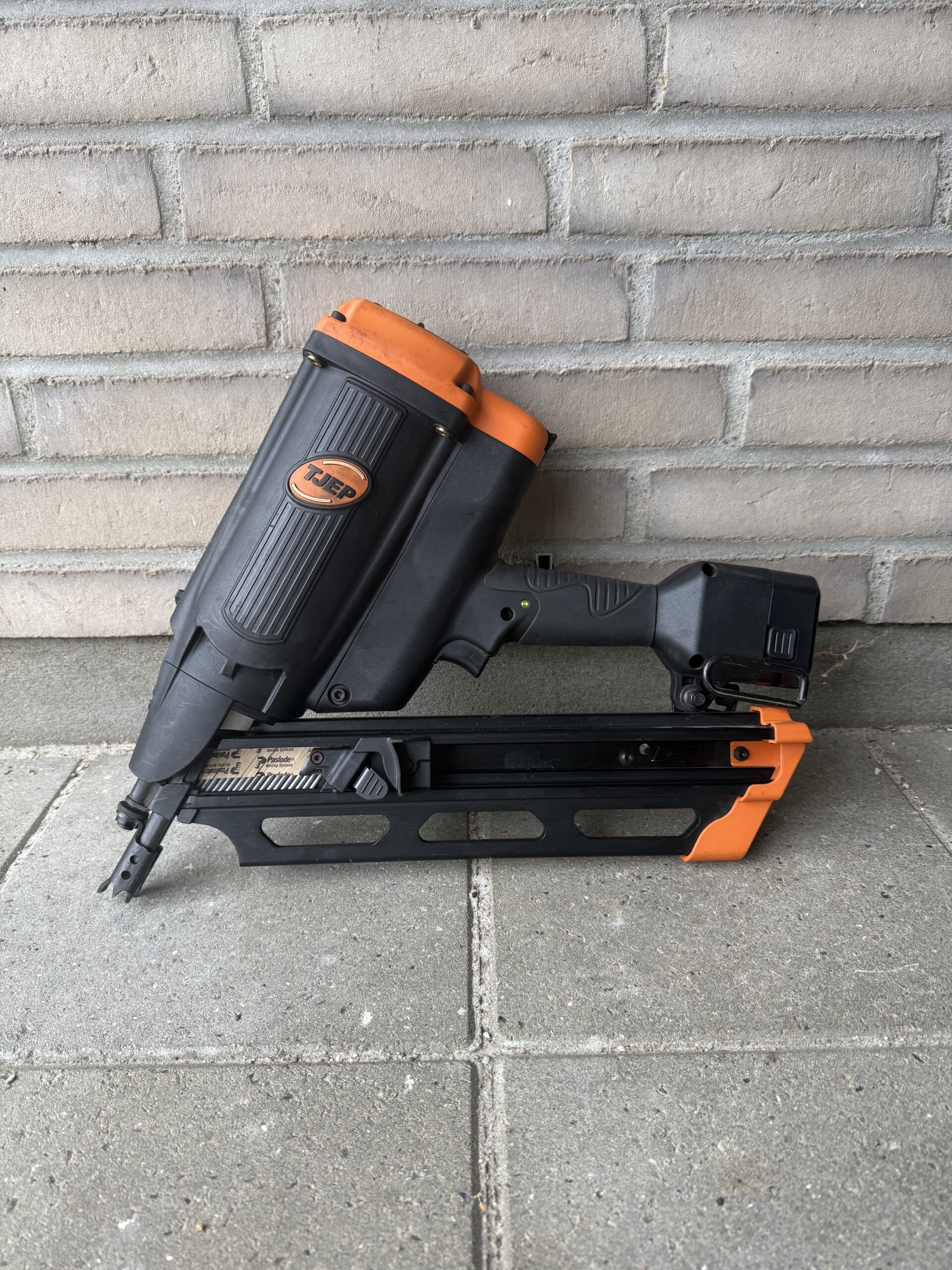 Tjep Sømpistol står op ad mur