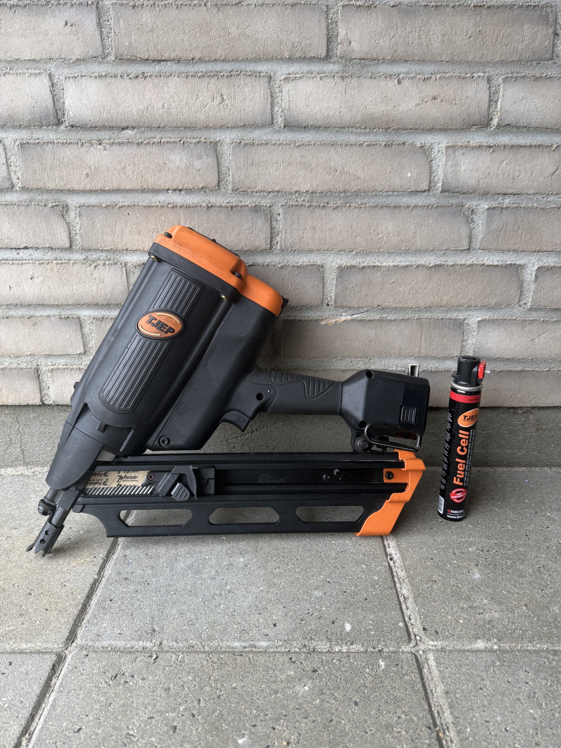 Tjep Sømpistol med gas op ad mur