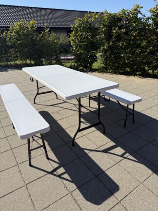 Foldebord med bænke