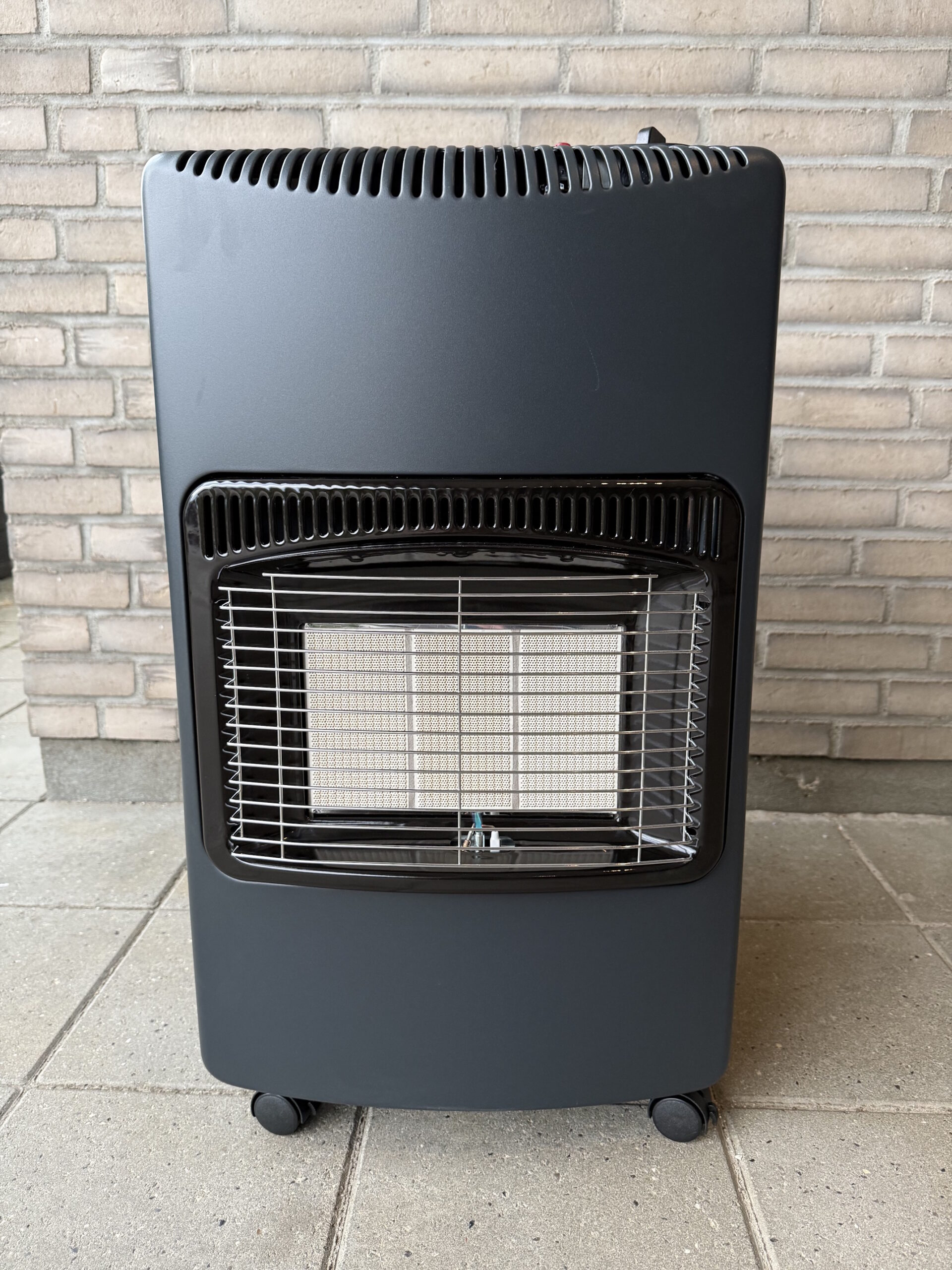 Gasvarmeovn foran mur