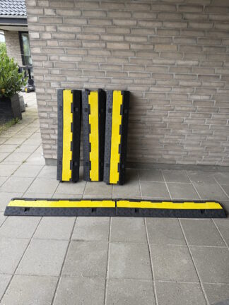 Kabelbakker stående op ad mur