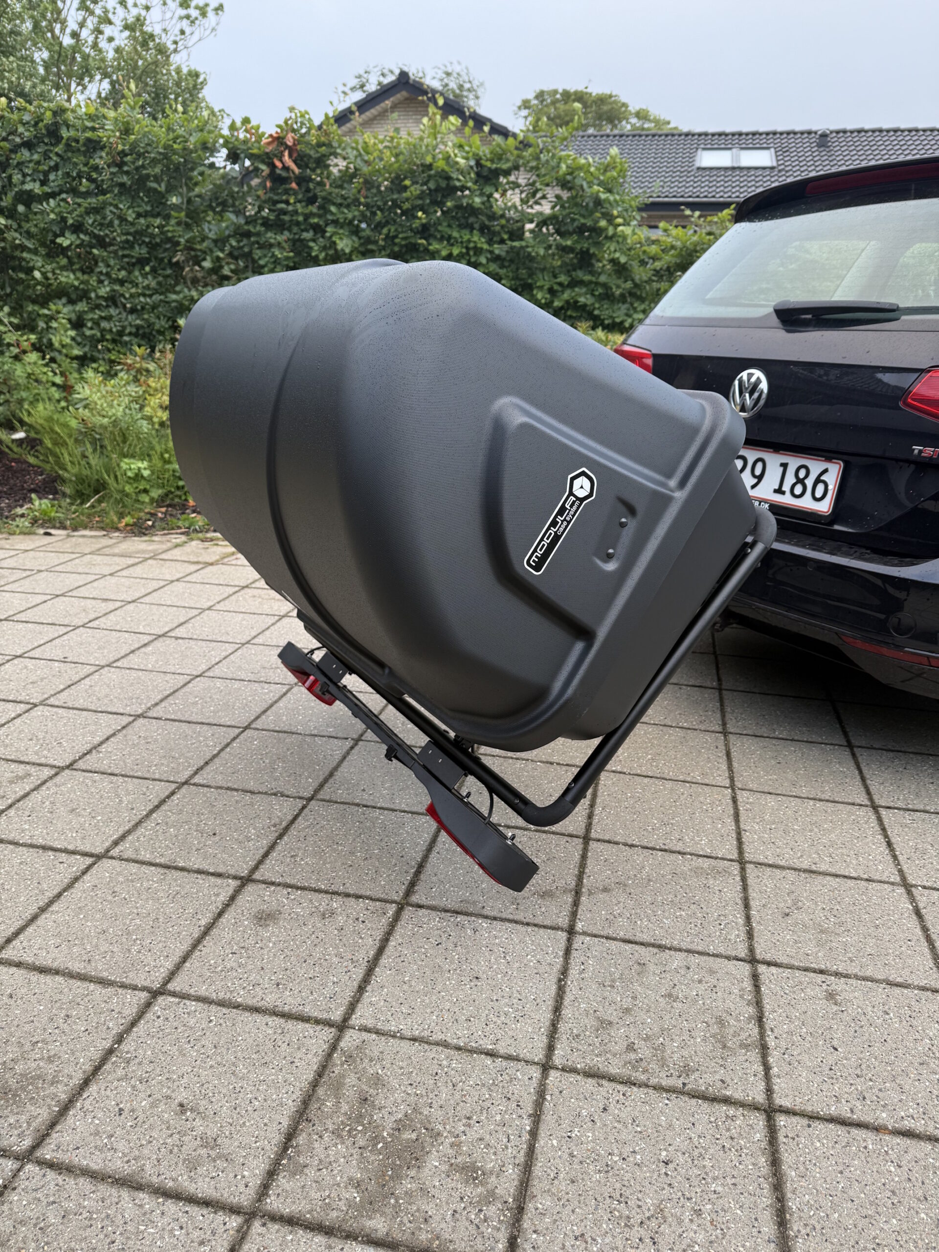 Bagageboks til anhængertræk vippet på bil