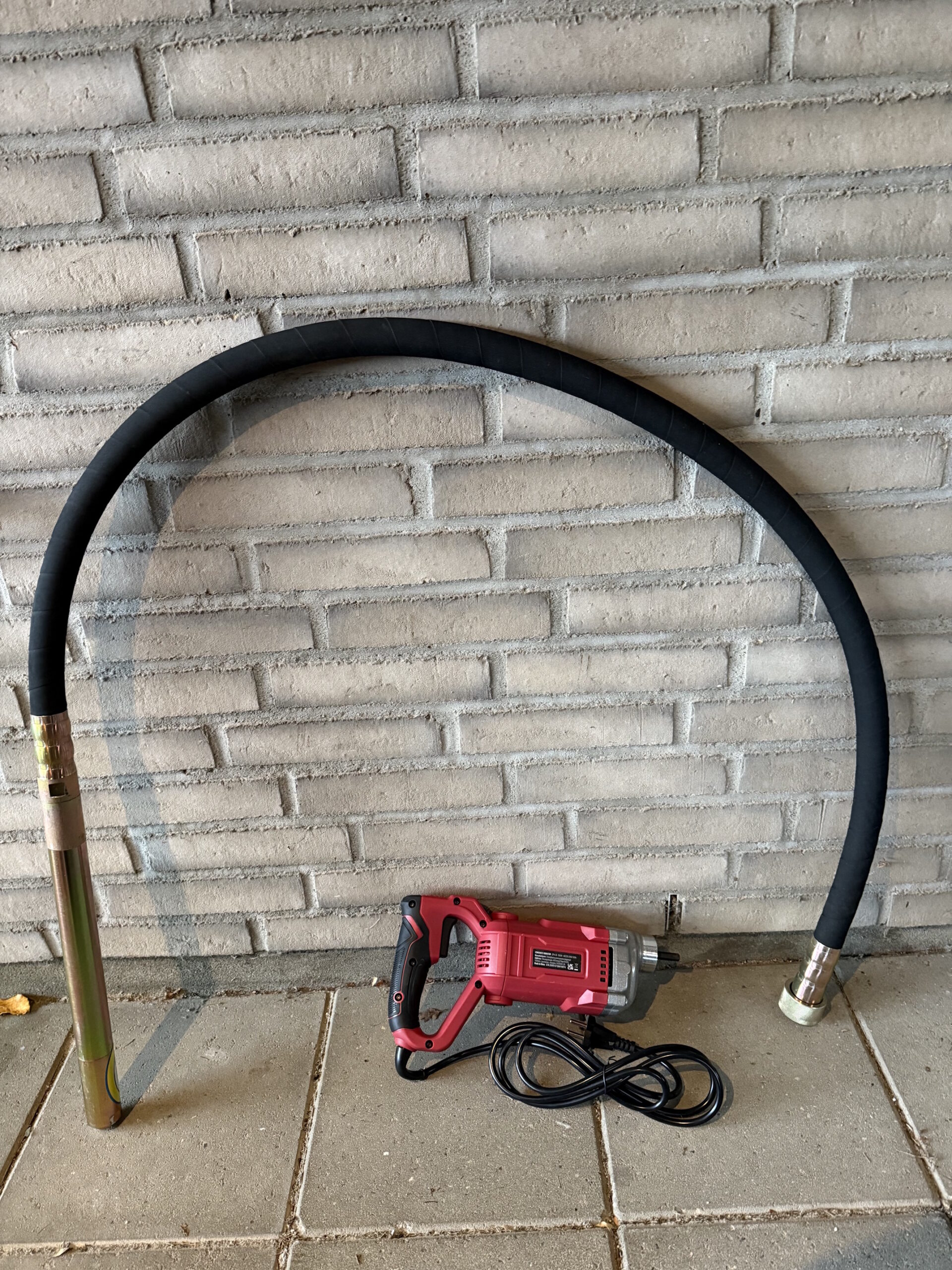 Stavvibrator stående op ad væg