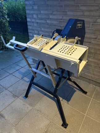 Brændesav foran mur