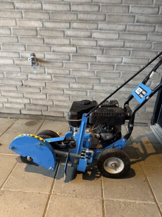 Kantskærer foran væg