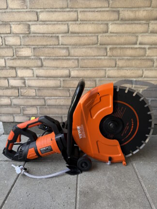 Kapsav til beton stående på jorden