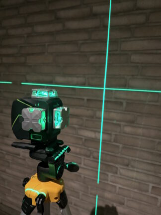 Linjelaser på stativ foran væg