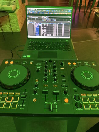 Pioneer Dj pult på stol