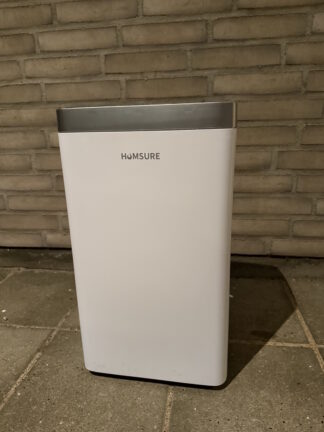 Affugter stående foran væg