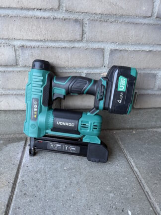 Stift- og klammepistol på batteri foran væg