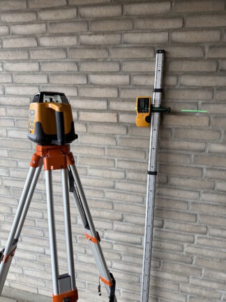 Rotationslaser foran væg