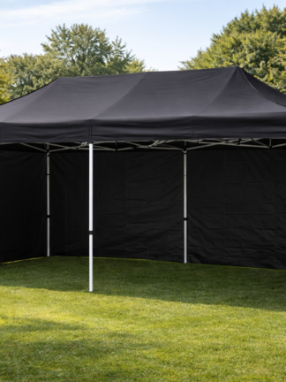 Pavilion med sider på græsplæne