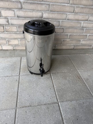 Kaffedispenser foran væg