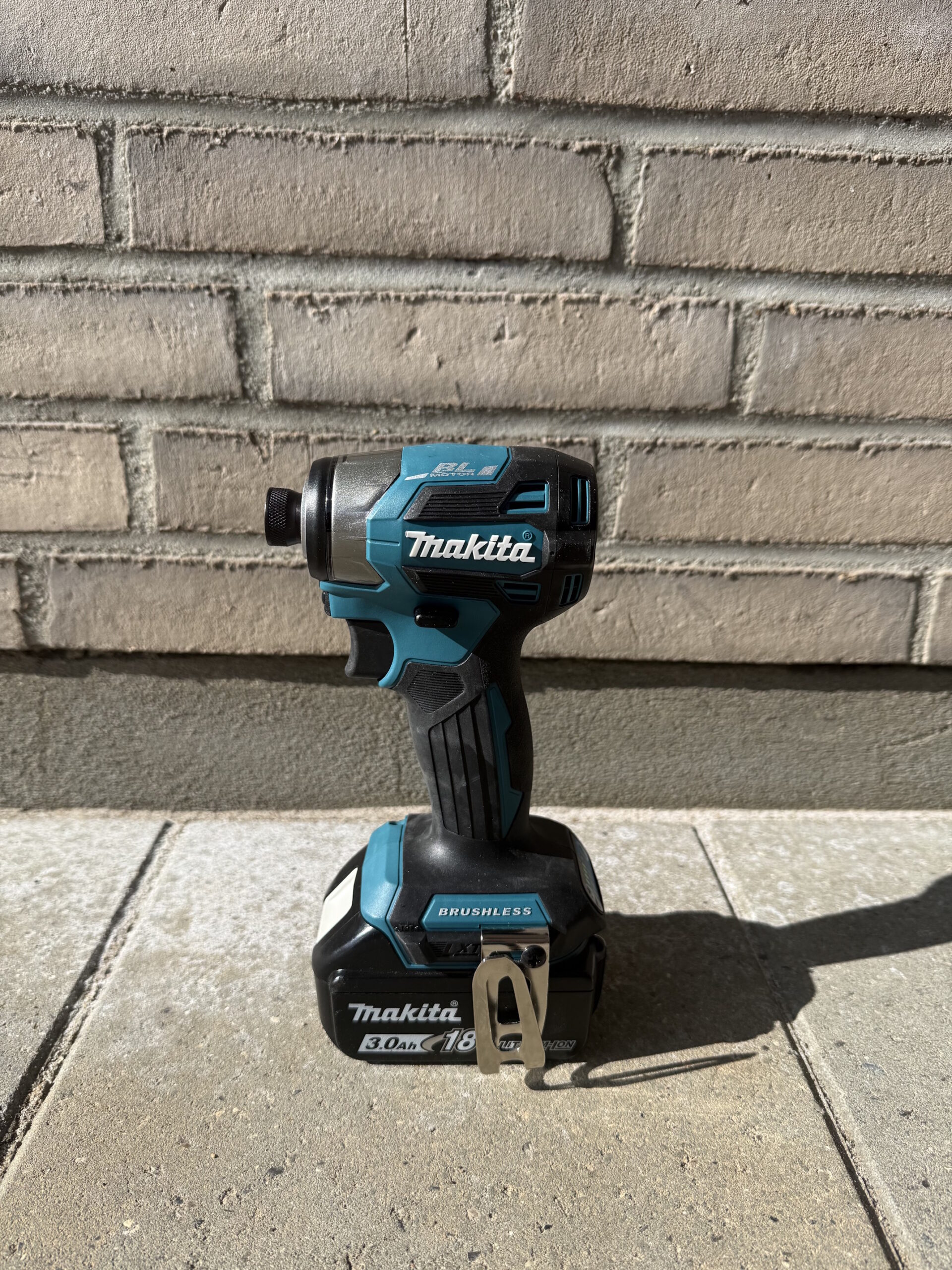 Makita Slagskruetrækker foran mur
