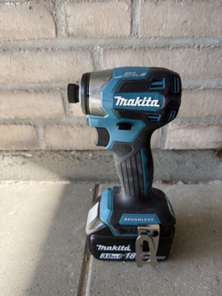 Makita Slagskruetrækker foran mur