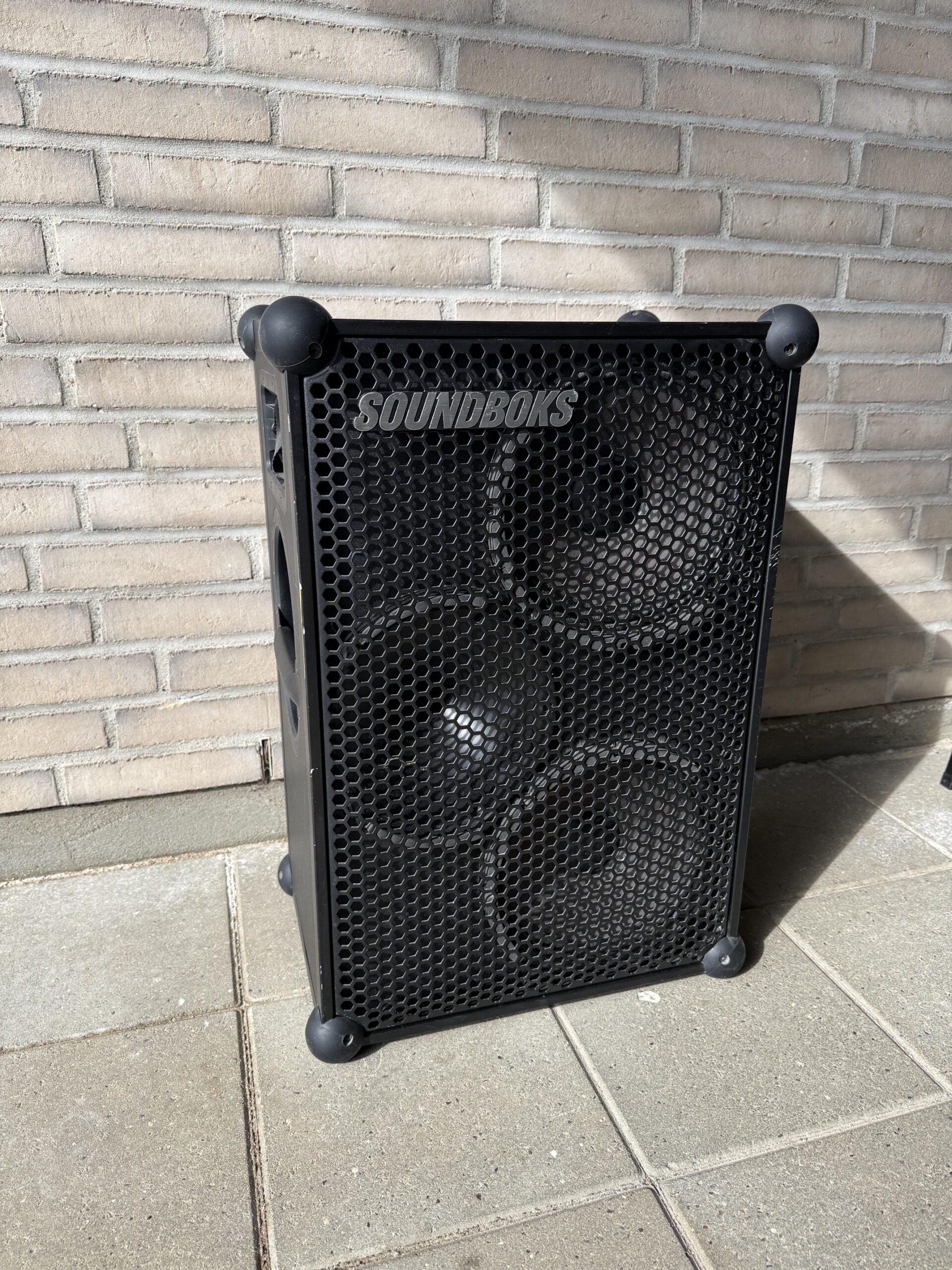 Soundboks set fra siden