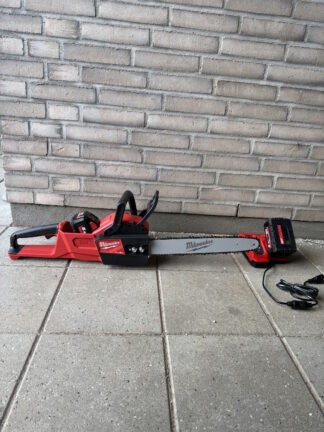 Kædesav på batteri foran mur